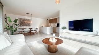 Bij ImmoFusion 7/7 “open huis” : klik op onze 3D-TOUR.<br />Ervaar vastgoed alsof je er zelf doorloopt!<br /><br /><br />Welkom in dit prachtige gelijkvloerse nieuwbouwappartement, gelegen in de Lijsterlaan 36/8 te Alken. Een appartement dat werkelijk alles in huis heeft voor wie op zoek is naar hedendaags wooncomfort, een hoogwaardige afwerking en een praktische indeling. Hier woon je in alle rust, terwijl je toch geniet van een uitstekende ligging nabij het centrum van Alken. Bovendien wordt het verkocht onder registratierechten!<br /><br /><br />Vanaf het moment dat je binnenkomt, valt meteen de verzorgde en luxueuze afwerking op. De inkomhal vormt de centrale toegang tot het appartement en geeft je meteen een aangenaam gevoel van ruimte en comfort. Hier bevindt zich eveneens het gastentoilet, praktisch gelegen voor zowel bewoners als bezoekers.<br /><br /><br />Aan de linkerzijde vinden we de badkamer. Deze beschikt over een moderne inloopdouche en een dubbele lavabo.<br /><br /><br />Verder in de gang bevinden zich maar liefst 3 slaapkamers. Dankzij de praktische indeling zijn deze ruimtes veelzijdig inzetbaar en bieden ze alle mogelijkheden voor een gezin, een thuiskantoor of een comfortabele logeerkamer. De slaapkamers bevinden zich bovendien op een rustige plaats in het appartement, weg van de leefruimte.<br /><br /><br />Daarnaast is er een handige bergruimte/wasplaats voorzien. Een absolute meerwaarde in het dagelijkse leven, want hier kunnen wasmachine, droogkast en allerhande huishoudelijke spullen netjes uit het zicht worden opgeborgen.<br /><br /><br />Wanneer je verder doorloopt, kom je terecht in de absolute blikvanger van het appartement: de ruime en lichtrijke leefruimte met open keuken. Dankzij de open indeling vloeien keuken, eetruimte en woonkamer mooi in elkaar over, waardoor een bijzonder aangename leefomgeving ontstaat.<br /><br /><br />De keuken is afgewerkt met oog voor detail en beschikt over een praktisch keukeneiland en alle nodige toestellen. Het geheel straalt luxe en kwaliteit uit en vormt de ideale plek om uitgebreid te koken of gezellig samen te zijn. De grote raampartijen zorgen bovendien voor een overvloed aan natuurlijke lichtinval, waardoor de leefruimte gedurende de dag bijzonder aangenaam aanvoelt.<br /><br /><br />
<p>De prachtige woonkamer biedt voldoende ruimte voor een gezellige zithoek en een mooie eettafel. Vanuit de living heb je rechtstreeks toegang tot het terras aan de voorzijde van het appartement. Rond het terras wordt nog een haag voorzien en daarnaast starten de tuinwerken vanaf oktober. Een heerlijke plek om even te ontspannen, een ochtendkoffie te drinken of gezellig te genieten van de buitenlucht.</p>
<br /><br />Ook op praktisch vlak is dit appartement bijzonder compleet. Het gebouw beschikt over een lift, waardoor het appartement en de ondergrondse verdieping vlot bereikbaar zijn. In de kelder beschik je over een eigen ondergrondse staanplaats en een private berging. Zo heb je niet alleen boven alle comfort, maar ook beneden voldoende ruimte voor een wagen en extra opslag. <br /><br /><br />Pluspunten:<br />- Prachtig nieuwbouwappartement<br />- Vloerverwarming -en verkoeling!<br />- Gelijkvloerse ligging<br />- 3 slaapkamers<br />- Topafwerking<br />- Luxe uitstraling<br />- Appartement vanuit het boekje<br />- Terras aan de voorzijde<br />- Lift in het gebouw<br />- 1 ondergrondse staanplaats<br />- 1 private berging in de kelder<br />- Op wandel- en fietsafstand van het centrum van Alken<br />- Hasselt op korte afstand<br />- Wordt verkocht onder registratie<br /><br />Maatregelen opgenomen in het Maatregelenregister: nee<br /><br />Voor een bezichtiging ter plaatse of meer info, bel ons op 078/78.78.70, of kom gewoon binnen op ons kantoor, steeds welkom!