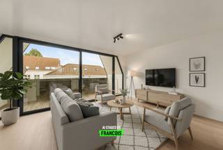 Deze prachtige stapelwoning is gelegen in residentie “Wispeltuin”, in een zijstraat van de Katelijnestraat in Brugge. Het complex bevindt zich midden in het stadscentrum, maar wordt toch omringd door groen. Alle voorzieningen liggen binnen handbereik, waaronder winkels, scholen en openbaar vervoer. <br /><br />Elke verdieping is bereikbaar via de inpandige lift, wat zorgt voor het nodige comfort. Op de eerste verdieping bevindt zich een eerste badkamer met ligbad en drie slaapkamers. De tweede verdieping omvat de open keuken met leefruimte en toegang tot het terras. Op de derde verdieping zijn er nog twee ruime slaapkamers, een wasruimte en een tweede badkamer met inloopdouche.<br /><br />Daarnaast is er de mogelijkheid om een ondergrondse garagebox met fietsenberging aan te kopen, wat de bereikbaarheid van het pand aanzienlijk vergemakkelijkt. Bent u op zoek naar een vlot bereikbare en comfortabele woonst? Aarzel dan niet en plan vandaag nog uw bezoek.<br /><br />