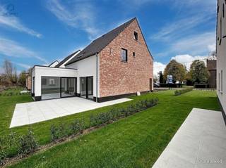 Découvrez cette belle propriété dans le pittoresque Deftinge, une occasion unique de posséder la maison de vos rêves. Cette charmante propriété...