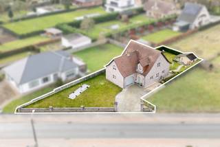 <p>Welkom in deze charmante en uitstekend onderhouden vrijstaande woning. Alles wat een modern gezin nodig heeft: 4 kamers (3 volwaardige slaapkamers en een extra kinder- of bureauruimte), een ruime oprit, inpandige garage en een onderhoudsvriendelijke tuin met terras. De woning is volledig onderkelderd met een kruipkelder. Bij het betreden van de woning komt u binnen in een stijlvolle inkomhal met apart gastentoilet. Van hieruit bereikt u de gezellige en lichtrijke leefruimte, grote raampartijen met veel lichtinval en een mooi zicht op het terras en de tuin. In het zitgedeelte zorgt een houtkachel in speksteen, gecombineerd met een vast tv-meubel in blauwe hardsteen, voor extra sfeer en warmte.</p>
<p>Aansluitend vindt u de recent vernieuwde, moderne keuken, volledig uitgerust met kwalitatieve inbouwtoestellen en een praktisch kookeiland dat naadloos overgaat in een vaste eettafel. De inpandige garage bijkomende veel bergruimte. Op de eerste verdieping bevindt zich een ruime nachthal met toegang tot 4 kamers, verzorgde badkamer met ligbad, douchecabine, meubel met dubbele lavabo en toilet. De zolderverdieping is bereikbaar via een zolderluik met uitschuifbare trap (momenteel extra opbergruimte/bijkomende kamer). Buiten geniet u van een ruime parkeermogelijkheid aan de voorzijde, een gezellig deels overdekt terras en een praktische houten tuinberging. EPC: 204 kWh/m² – Label C (geen renovatieverplichting en 20 zonnepanelen). Meer info? Een bezoek? Bel Jordi 0477/32.61.53</p>