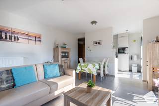 Dit prachtige appartement, gelegen in een <strong>recent</strong> en <strong>modern</strong> <strong>gebouw</strong>, biedt alles wat je nodig hebt voor een comfortabele en luxe levensstijl. Het beschikt over <strong>twee</strong> <strong>ruime</strong> en lichte <strong>slaapkamers</strong>, elk met voldoende ruimte voor een tweepersoonsbed en extra opbergruimte. De <strong>badkamer</strong> is uitgerust met een <strong>bad</strong>.<br /><br />De <strong>lichtrijke</strong> <strong>leefruimte</strong> is de perfecte plek om te ontspannen, met grote ramen die zorgen voor een overvloed aan <strong>natuurlijk</strong> <strong>licht</strong>. De volledig <strong>geïnstalleerde</strong> <strong>keuken</strong> is voorzien van de nieuwste apparatuur. De open indeling van de keuken en de leefruimte maakt het appartement <strong>gezellig</strong> en <strong>ruim</strong>. Vanuit de woonkamer heb je toegang tot <strong>twee</strong> <strong>terrassen</strong>. Het <strong>eerste</strong> <strong>terras</strong> is <strong>zuidgericht</strong>, wat je de mogelijkheid biedt om volop van de zon te genieten, terwijl je op het <strong>tweede</strong> <strong>terras</strong> <strong>lateraal</strong> <strong>zeezicht</strong> hebt, wat zorgt voor een serene en rustgevende omgeving.<br /><br />Met een <strong>EPC A-score</strong> is dit appartement niet alleen stijlvol en praktisch, maar ook energie-efficiënt, wat zorgt voor lagere energiekosten en een <strong>duurzamer</strong> <strong>wonen</strong>. Het appartement heeft daarnaast een <strong>privatieve</strong> <strong>berging</strong> op het gelijkvloers, ideaal voor het opbergen van extra spullen.<br />De <strong>gemeenschappelijke</strong> <strong>fietsenstalling</strong> biedt een veilige plek om je fiets te parkeren. Het appartement wordt volledig <strong>gemeubeld</strong> <strong>aangeboden</strong>, waardoor je meteen kunt verhuizen zonder extra zorgen.<br /><br />De bereikbaarheid is <strong>uitstekend</strong>: de <strong>lift</strong> brengt je gemakkelijk naar je verdieping, en je bevindt je op slechts een <strong>paar</strong> <strong>stappen</strong> van het <strong>strand</strong>, waar je kunt genieten van de zee en het strand. Bovendien stopt de <strong>trein</strong> op slechts <strong>vijf</strong> <strong>minuten</strong> van het <strong>appartement</strong>, waardoor je vlot toegang hebt tot andere steden en regio’s.