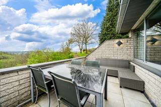 Prijs verlaagd – Een kans om te grijpen!
We Invest Malmedy heeft het genoegen dit duplex appartement met twee slaapkamers voor te stellen voor vakantieverhuur, gelegen in het domein "Les Terrasses de Malmedy". Genesteld op de hoogten van Malmedy, biedt het een uitzonderlijk uitzicht over de vallei terwijl het toch dicht bij alle voorzieningen is. Het complex beschikt over een speeltuin, petanquebanen en ligt op slechts enkele minuten van wandelpaden.
Indeling: Begane grond: hal, ingerichte keuken (oven, kookplaat, afzuigkap, koelkast, gootsteen, vaatwasser, apparatuur, meubels) uitkomend op een lichte woonkamer met houtkachel, terras op het zuidoosten. 1e verdieping: overloop, 1 slaapkamer met tweepersoonsbed, 1 slaapkamer met stapelbed, badkamer (dubbele wastafel, douchecabine, toilet, handdoekenrek).
Technische kenmerken: de prijs is inclusief meubilair (+- €10.000), aluminium ramen met dubbele beglazing, elektrische verwarming, elektrische boiler, elektriciteit volgens de voorschriften, PEB = G ( 791 kWh/m².an - E Totaal 44.273 - ref 20160313014423), lage PEB omdat er geen bewijs is van isolatie, afvoer via het gemeenschappelijke micro-station van het landgoed, gemeenschappelijke tuin, gemeenschappelijke parkeerplaatsen.
De verkoop vindt plaats op basis van een erfpachtcontract met een jaarlijks te betalen canon (1,5% van de verkoopprijs).