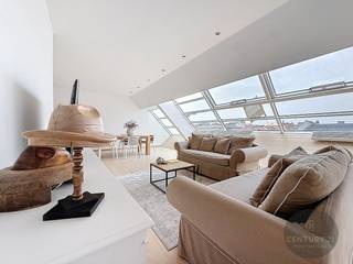 Ruim en stijlvol loftappartement (ca. 110 m²) met twee slaapkamers en een zonnig zuidgericht terras, ideaal gelegen in het charmante Oude Knokke, vlak bij de Groentenmarkt en met open zichten.<br /><br />Dit exclusieve pand valt meteen op door de uitzonderlijke lichtinval dankzij de grote raampartijen. Via de inkomhal betreedt u de royale leefruimte met gezellige zithoek, die naadloos overgaat in een moderne, volledig uitgeruste open keuken. Aansluitend bevindt zich een praktische berging met voorzieningen voor wasmachine en droogkast.<br /><br />Verder omvat het appartement twee volwaardige slaapkamers, een elegante badkamer met bad en douche, en een apart gastentoilet.<br /><br />Het ruime zonneterras, georiënteerd op het zuiden, vormt een echte troef en biedt een prachtig, vrij uitzicht. Tot slot beschikt het gebouw over een gemeenschappelijke fietsenberging en een privatieve kelder.<br /><br />PARELTJE!