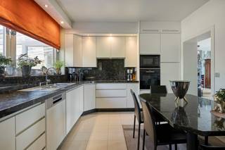 In het pittoreske Bazel bevindt zich deze karaktervolle villawoning op een prachtig zuidoost georiënteerd perceel van 800 m².Oorspronkelijk gebouwd...