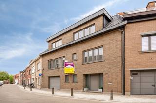 In een rustige en kindvriendelijke straat in Zwijndrecht vind je deze ruime en praktisch ingedeelde woning met een grote tuin.<br />De ideale thuis voor wie houdt van ruimte en comfort.<br /><br />Op het gelijkvloers kom je binnen via de ruime inkomhal, met toegang tot de berging/wasplaats en de garage.<br />De garage is bijzonder handig voor je wagen en biedt dankzij de ingemaakte kasten ook extra opbergruimte.<br /><br />Op de eerste verdieping bevindt zich de lichtrijke living, die mooi doorloopt in de eetkamer.<br />De keuken, voorzien van alle comfort, sluit hier naadloos op aan en biedt een aangenaam uitzicht.<br />De ruime hal voorziet nog een apart toilet.<br /><br />De tweede verdieping telt <strong>drie slaapkamers</strong> en een verzorgde badkamer, uitgerust met een ligbad, dubbele wastafel en toilet.<br /><br />Buiten vind je een ruime tuin met twee terrassen, zo heb je op elk moment van de dag een perfecte plek om te genieten van zon of schaduw.<br />Er is tevens een 4-persoons jacuzzi aanwezig van het merk Caldera Spa.<br /><br />PVC-ramen met hoogrendementsglas, CV op aardas, elektriciteit conform en asbestveilig.<br />Bron bewoonbare oppervlakte : EPC - certificaat.<br />AI-beeld ter illustratie van de mogelijkheden.<br /><br /><strong>Troeven</strong>:
<ul>
<li>Instapklaar</li>
<li>Tuin met twee terrassen</li>
<li>Elektriciteit conform</li>
<li>Praktische indeling met garage en wasplaats</li>
<li>Drie volwaardige slaapkamers</li>
<li>Rustige en centrale ligging in Zwijndrecht</li>
</ul>
Benieuwd naar deze ruime woning met prachtige tuin? Maak nu een afspraak voor een bezoek!<br />Ben je ook van plan jouw eigendom te verkopen? Maak een afspraak voor een gratis schatting, wij maken er samen een succesverhaal van.