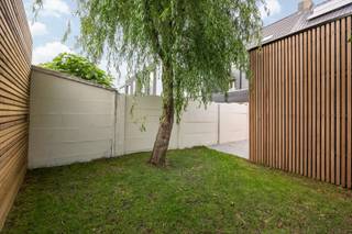 In een rustige straat, op wandelafstand van winkels, openbaar vervoer en het centrum, vinden we deze volledig gerenoveerde woning (2025). Met een bewoonbare oppervlakte van 126 m², visgraatparket in leefruimte en slaapkamers, een volledig uitgeruste keuken, zonnige stadstuin en terras, combineert dit huis gemak, gezelligheid en comfort.<br /><br />De woning telt twee ruime slaapkamers, met mogelijkheid tot een derde. De eerste verdieping beschikt over een slaapkamer met dressing en toegang tot een aangenaam terras. Op de tweede verdieping bevind zich de ruime master bedroom, dewelke opgesplitst kan worden tot twee slaapkamers.<br /><br />Dankzij alle voorzieningen zoals zonnepanelen, condensatieketel en domotica is dit een toekomstgerichte, energiezuinige woning met een EPC-label A.<br /><br />Troeven:<br />✔️ Asbestveilig<br />✔️ Elektriciteit conform<br />✔️ Laag KI<br />✔️ EPC A en zonnepanelen<br /><br />📩 Graag een bezoek inplannen? Contacteer ons voor een bezoek via 0492 83 88 19 of jarno@groepvanhaute.be