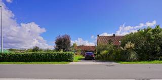 Op zoek naar een karaktervolle eigendom met ruimte, rust en toekomstmogelijkheden? Deze authentieke hoevewoning met stalling beschikt over een straatbreedte van maar liefst 41,40 meter én een perceel bouwgrond voor open bebouwing.<br />De woning is toe aan renovatie, maar biedt dankzij haar authentieke karakter, de ruime omgeving en de prachtige vergezichten over de omliggende velden heel wat mogelijkheden.<br />De voorgevel is beschermd als erfgoed. In overleg met de bevoegde erfgoeddiensten zijn er mogelijkheden om de woning te verbouwen en/of bij te bouwen. Voor renovatiewerken kan, indien aan de wettelijke voorwaarden voldaan is, het verlaagde btw-tarief van 6% van toepassing zijn.<br />Een unieke kans voor wie authenticiteit, ruimte en bouwpotentieel wil combineren.<br />Meer informatie of een bezoek?<br />info@rosiersderidder.be | 052/41.41.94<br />Referentie: 5733