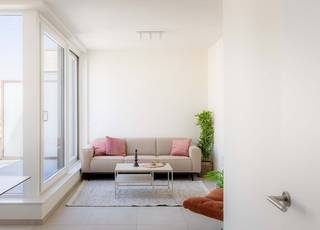 Op zoek naar een instapklaar appartement op een rustige locatie in Sint-Niklaas? Dit gelijkvloerse appartement combineert een praktische indeling met hedendaags wooncomfort en is zowel interessant als investering als voor eigen bewoning.
Met een oppervlakte van 76,40 m² beschikt het appartement over 1 slaapkamer en een terras van 8,32 m². De kwalitatieve afwerking, vloerverwarming en energiezuinige voorzieningen zorgen voor een aangename woonervaring.
Het appartement is momenteel verhuurd, waardoor je als investeerder vanaf de aankoop meteen geniet van huurinkomsten. Koop je het voor eigen bewoning als je enige, eigen woning? Dan kan je onder de geldende voorwaarden genieten van 2% registratierechten in plaats van het algemene tarief van 12%. Als nieuwe eigenaar kan je de bestaande huurovereenkomst opzeggen met respect voor de wettelijke voorwaarden en opzegtermijn.
Je woont in een rustige, autoluwe omgeving met zicht op een volgroeide groenzone. Tegelijk bevinden winkels, scholen, openbaar vervoer, het station en de E17 zich vlakbij, waardoor je geniet van een uitstekende bereikbaarheid.
Verkoopprijs: € 307.500. De aankoop gebeurt onder het registratiestelsel. Er is geen btw van toepassing.