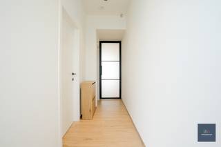 INSCHRIJVEN op het bezoekmoment ; https://ap.lc/IxBNq <br />Deze gunstig gelegen woning met een bewoonbare oppervlakte van 140 m² bevindt zich in het centrum van Mariakerke.<br /><br />Via de inkomhal betreden we de woning. Op het gelijkvloers bevindt zich een berging en een badkamer uitgerust met een douche, wastafel, toilet en aansluiting voor een wasmachine.<br /><br />Verder komen we in de ruime en lichtrijke leefruimte met open keuken. De keuken is voorzien van de nodige toestellen en beschikt over voldoende opbergruimte. Via het schuifraam in de keuken heeft u toegang tot de gezellige koer.<br /><br />Op de eerste verdieping bevinden zich twee ruime slpks. Daarnaast is er een apart toilet aanwezig.<br /><br />Op de tweede verdieping zijn er nog eens twee slpks. De zolderverdieping is bereikbaar via een uitschuifbare trap.<br /><br />De woning geniet van een uitstekende ligging, op wandelafstand van supermarkten, een apotheek, fitness, bakker en het natuurgebied De Bourgoyen. Bovendien is er een vlotte verbinding naar het centrum van Gent en de belangrijkste invalswegen.