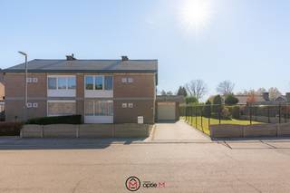 <h2><span>Op een ruim en volledig omheind perceel van 455 m², rustig gelegen in de Leemweg 7 in Hechtel-Eksel, vind je deze charmante woning te koop.</span></h2>
Je woont hier in een rustige straat met enkel lokaal verkeer. De bakkerij, lagere school en winkels bevinden zich op wandelafstand.<br /><br />Je betreedt het huis via de inkomhal met ruimte voor een vestiaire en een apart gastentoilet. Vanuit de hal heb je toegang tot een berging/technische ruimte. De lichtrijke leefruimte is afgewerkt met een parketvloer en geniet van veel natuurlijke lichtinval dankzij de grote nieuwe ramen.<br />Aansluitend vind je de volledig vernieuwde keuken (2025), uitgerust met een inductiekookplaat, dampkap, oven, microgolfoven, vaatwasser en een ruime koelkast. Het grote schuifraam geeft uit op het overdekte terras en de tuin.<br /><br />In de nachthal ligt een vernieuwde laminaatvloer. De badkamer is uitgerust met een enkele lavabo en een bad-douchecombinatie. Vanuit de badkamer heb je toegang tot een apart toilet. Verder zijn er drie slaapkamers, allen voorzien van een laminaatvloer en nieuwe ramen (deels met rolluiken). Via het zolderluik in de nachthal bereik je de ruime zolder met vloerisolatie en veluxraam.<br /><br />De garage is ruim en beschikt over een geautomatiseerde sectionaalpoort.<br />Buiten geniet je van een aangelegd terras en een tuinhuis. De tuin is recent volledig omheind.<br /><br /><strong>Troeven van deze woning te koop in Hechtel-Eksel:</strong>

<ul>
	<li>Rustige ligging</li>
	<li>Vernieuwde keuken (2025)</li>
	<li>Recente ramen met dubbel glas</li>
	<li>Rolluiken</li>
	<li>Vliegenramen</li>
	<li>Elektriciteit conform</li>
	<li>EPC C (met beperkte inspanning mogelijk naar label B)</li>
	<li>Instapklaar</li>
</ul>
Wil je deze woning in Hechtel-Eksel zelf ontdekken? Contacteer ons via carine@optie-m.be of bel 0478 41 58 70.<br />Wil je weten wat jouw woning waard is? Contacteer ons gerust via bovenstaande gegevens voor een vrijblijvende waardebepaling.<br /><br />Extra informatie: VG / WUG / GMO / GVKR / GVV