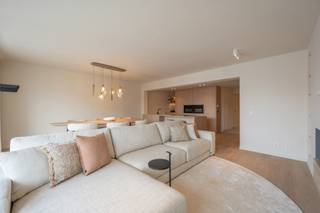 <p>Dit volledig en hoogwaardig gerenoveerde appartement geniet van een uitstekende ligging aan de Lippenslaan, op wandelafstand van het Albertstrand en het bruisende centrum van Knokke. Dankzij de centrale ligging bevinden winkels, restaurants, de Zeedijk en het strand zich allemaal binnen handbereik. <br /><br />Bij binnenkomst is er een verzorgde inkomhal met gastentoilet en vestiaire. De leefruimte vormt het hart van het appartement en bestaat uit een volledig geïnstalleerde keuken, een gezellige eetplaats en een aangename zithoek. De open indeling zorgt voor een ruimtelijk gevoel en maakt van de leefruimte een ideale plek om zowel te ontspannen als gasten te ontvangen. De gezellige gashaard maakt het geheel compleet.<br /><br />De master bedroom beschikt over praktische ingemaakte kasten, een bureau en een ensuite badkamer uitgerust met een ruime inloopdouche.<br />De tweede slaapkamer en derde slaapkamer zijn eveneens voorzien van een eigen douchekamer. <br /><br />Het appartement beschikt bovendien over een privatieve kelderberging.<br />Stedenbouwkundig uittreksel en maatregelenregister in aanvraag.<br /><br />Aarzel niet om ons te contacteren voor meer info: tel.: 050 62 44 14 of via knokke@immax.be</p>