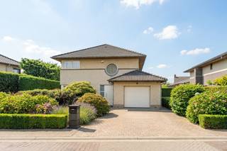 <p>Gelegen in een residentiële verkaveling in Lovendegem, biedt deze prachtige woning een harmonieuze balans tussen ruimte en comfort. Met een royale bewoonbare oppervlakte van 190 m² en een perceeloppervlakte van 761 m², leent deze woning zich perfect voor gezinnen die op zoek zijn naar een gezellig thuis. De indeling omvat een lichtrijke woonkamer en een ruime ingerichte keuken, samen met drie comfortabele slaapkamers voorzien van maatkasten en een moderne badkamer douche, ligbad toilet en badkamermeubel.</p>
<p>De woning, is gebouwd in 2006, straalt een tijdloze uitstraling uit en is voorzien van hedendaagse voorzieningen die het dagelijks leven vergemakkelijken. Een garage biedt praktische parkeermogelijkheden en extra opbergruimte. Buiten geniet u van een ruime aangelegde tuin om te genieten van mooie momenten met familie en vrienden. Deze woning combineert modern wooncomfort met de rust van de omgeving.<br /><br />Wenst u deze woning te bezoeken, boek uw afspraak via de online agenda op maandag 26/10/2026 van 15h tot 18h of maak een afspraak via 09 395 05 40.</p>