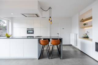 In de groene rand van Beernem vinden we deze TOP AFGEWERKTE EN RECENTE half-open bebouwing terug. Indeling: inkom met gastentoilet en...