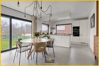 <strong>Immo Van Middelem verkoopt deze ENERGIEZUINIGE gezinswoning (bouwjaar 2022!) met 3 slaapkamers, garage met atelierruimte en tuin op een perceel van +/-5a86ca in het landelijke Kattem (Roosdaal).</strong><br /><br />De vormgeving van deze woning is doordacht en opgedeeld in drie niveau's:<br />- GELIJKVLOERS (straatniveau): inkomhal met toegang tot wasplaats en toegang tot garage met atelier;<br />- 1ste VERDIEPING (tuinniveau): living met open keuken, berging, apart WC, badkamer met ligbad en aparte douche, slaapkamer:<br />- 2de VERDIEPING: ruime nachthal, 2 kamers (met mogelijkheid tot aansluiten van lavabo), kleine zolderruimte.<br /><br />De tuin werd tot op vandaag nog niet aangelegd, maar er werd reeds een professioneel tuinplan opgemaakt.<br /><br />COMFORT: ventilatiesysteem, waterverzachter, vloerverwarming in de living en de badkamer, airconditioning in de 3 kamers, zonnescreens in de keuken en de badkamer.<br /><br />CV op warmtepomp (Viessman lucht/water) en 10 zonnepanelen (piekvermogen 3.700 kw).<br />EPB: 23 kWh/m².jaar - Klasse A. Elektriciteit conform AREI.<br />Vrij bij akte.