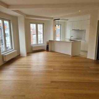 Instapklaar appartement gelegen in het centrum van Kortrijk, op wandelafstand van Station, Grote Markt, Casinoplein... Gelegen op de 3de verdieping van een residentieel gebouw. Bestaande uit hal, apart toilet, gezellige living met open en volledig geïnstalleerde keuken, badkamer met instapdouche, 2 slaapkamers en berging/wasplaats, kelder. Overal parketvloeren, tof gebouw !!!