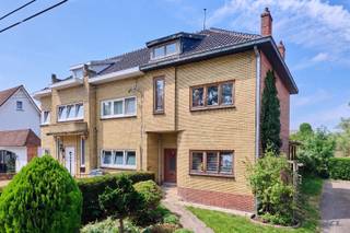 <p><span> </span></p><p><span>On the ground floor, we have a living room with its original layout and hardwood floors, and those hardwood floors and accents can be found throughout the entire home. </span></p><p><span> </span></p><p><span>The kitchen is spacious and practical, and there’s a storage room behind it.</span></p><p><span> </span></p><p><span>On the first floor, you’ll find the bathroom, two bedrooms, and a small room that would make a perfect walk-in closet.</span></p><p><span> </span></p><p><span>The attic, accessible via a fixed staircase, can be used as a third bedroom, a studio, or a man cave. </span></p><p><span> </span></p><p><span>Outside, the garden is still undeveloped but can certainly be transformed into a gem. </span></p><p><span> </span></p><p><span>Renovation requirements for residential buildings apply.<br />More info: <span>https://energiesparen.be/renovatieverplichting</span></span></p><p><span> </span></p><p><span>Administrative measures in the measures register: no</span><span> </span></p><p><span> </span></p><p><span> </span></p><p><span> </span></p>