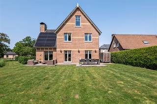 <p><span>Elegante herenwoning met 4 slaapkamers, ruime zolder en zonnige tuin gunstig gelegen nabij het landelijke dorpscentrum van Koningshooikt.</span></p><p><span>Welkom in deze stijlvolle en karaktervolle herenwoning waar ruimte, comfort en charme perfect samenkomen. Deze uitstekend onderhouden woning beschikt over vier volwaardige slaapkamers, twee badkamers en een prachtige groene tuin, ideaal voor gezinnen die op zoek zijn naar rust en een vlotte bereikbaarheid. De lichtrijke leefruimte vormt het hart van de woning en staat in open verbinding met de eetkamer. Grote raampartijen zorgen voor een aangename lichtinval en een mooi zicht op de tuin. De volledig uitgeruste keuken sluit naadloos aan op het geheel en biedt alle comfort voor dagelijks gebruik. Op de verdiepingen bevinden zich vier ruime slaapkamers en twee badkamers. De masterbedroom beschikt over een eigen badkamer met ligbad en dubbele wastafel. Daarnaast biedt de woning voldoende ruimte voor een bureau, hobbykamer of logeerkamer. Een belangrijke troef is de ruime zolderverdieping, die mits verdere afwerking eenvoudig kan worden ingericht als twee extra slaapkamers, speelkamer of hobbyruimte.</span></p><p><span>Buiten geniet u van een fraai aangelegde, privatieve tuin, ontworpen door tuinarchitect Wirtz. Het zonnige terras en het praktische tuinhuis maken het plaatje compleet. De woning is rustig gelegen, met winkels, scholen, openbaar vervoer en belangrijke invalswegen in de onmiddellijke omgeving.</span></p><p><span>Een unieke kans voor wie op zoek is naar een ruime en karaktervolle gezinswoning met uitbreidingsmogelijkheden en een prachtige tuin in Koningshooikt.</span></p><p><span>Meer info of een bezoek? Contacteer ons via 015/755 444 of info@immovercammen.be.</span></p>