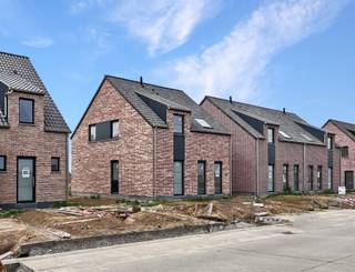 <p><span>Moderne nieuwbouw woningen omvattende: </span></p><p><span>Gelijkvloers: inkomhal; afzonderlijke WC; living met open keuken; berging; </span></p><p><span>Verdiep: nachthal; 3 slaapkamers; ingerichte badkamer; Tuin met zuidwestelijke oriëntatie; </span></p><p><span>Garage/carport; </span></p><p><span> </span></p><p><span>Nutsvoorzieningen: stadswater, regenwater, elektriciteit, centrale verwarming op gas, super isolerend glas, zonnepanelen </span></p>