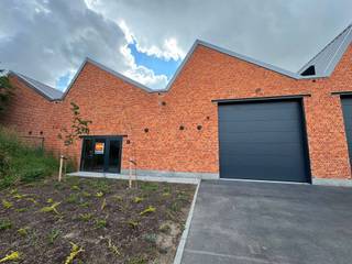 KALKEN - Deze nieuwbouw KMO-unit van maar liefst 266m² bevindt zich in een nieuwe ontwikkeling 'De Weverij' van 30 units. De ligging is bijzonder aantrekkelijk door de nabijheid van de E17 en R4.<br /><br />De geïsoleerde unit is voorzien van een sectionaalpoort (4,25m x 4m) en aparte toegangsdeur, aansluiting regenwater (gefilterd), aansluiting stadswater, internet, toilet en kabelgoten voor lichtpunten.<br /><br />Verder zijn er 2 staanplaatsen inbegrepen met de mogelijkheid tot het plaatsen van een laadpaal.<br /><br />De vrije hoogte bedraagt 5,3m.<br /><br />AK: € 50/maand<br /><br />Voor meer info of bezoek: 053/60.65.60