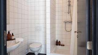 <p>Volledig gemeubelde studentenstudio van ca. 17 m² te huur op een toplocatie aan de Marnixplaats op ’t Zuid in Antwerpen.</p><p>De studio bevindt zich op de 2de verdieping en beschikt over een eigen kitchenette.</p><p>Op de tweede verdieping is er een ruime gemeenschappelijke ruimte met een grote keuken en een ontspanningsruimte, waar studenten samen kunnen koken, eten of ontspannen.</p><p>De studio is volledig gemeubeld en onmiddellijk beschikbaar.</p><p>De huurprijs bedraagt €690 per maand, aangevuld met €80 gemeenschappelijke kosten.</p><p>Hierin zijn inbegrepen:</p><p>* privé elektriciteit<br />* privé verwarming<br />* privé water<br />* internet<br />* fietsenberging</p><p>Er wordt gewerkt met jaarcontracten, die indien gewenst jaarlijks verlengd kunnen worden.</p><p>Een comfortabele, volledig gemeubelde studentenstudio met eigen badkamer en kitchenette, gelegen op een uitstekende locatie in het hart van ’t Zuid. Beschikbaar voor de snelle beslisser!</p>