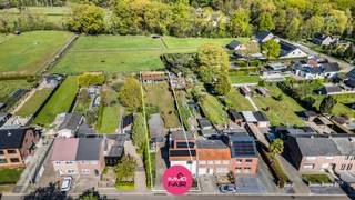 Deze gezinswoning bevindt zich in het centrum van Lanaken, en is gelegen in een groene omgeving . Zowel scholen, kinderopvang en buurtwinkels liggen op wandelafstand. Eveneens zijn Zutendaal, Maasmechelen, Bilzen én de autosnelwegen van hieruit vlot bereikbaar. Ook Maastricht met haar gezellige winkels, restaurants en bruisende centrum bevindt zich vlakbij.<br /><br />De woning is gelegen op een perceel van 1.167 m² en onderging in 2025 een renovatie waarbij het merendeel gerenoveerd werd.<br /><br />Er is circa 133 m² woonoppervlakte ingedeeld als volgt:<br /><br />Via de inkomhal met afzonderlijk gastentoilet heb je toegang tot de leefruimte. Deze vernieuwde en royale ruimte is voorzien van een laminaatvloer en is perfect voor inrichten van een gezellige zit- en eethoek. Voorzien van een airco en een moderne, elektrische haard, zijn alle elementen aanwezig om hier jouw warme thuis van te maken. <br /><br />Naastgelegen is er een moderne keuken, geïnstalleerd in 2024 en voorzien van alle inbouwapparatuur. De grote raampartijen zorgen voor veel natuurlijke lichtinval. Aangrenzend aan de keuken is een overkapping met terras, wat uitgeeft op een riant perceel verbonden aan een bosrijk gebied. <br /><br />Op de eerste verdieping geeft de nachthal uit op drie slaapkamers en een badkamer. In 2025 zijn twee slaapkamers voorzien van een airco, die zowel koelen als verwarmen.<br /><br />Verder is woning in 2025 uitgerust met 14 zonnepanelen, goed voor een totaal rendement van 6.230 Kw/jaar en gekoppeld aan een batterij van 5 Kw. <br /><br />Extra troeven: <br /><br />• Volledig uitgerust met rolluiken (2025)<br />• Alle ramen PVC en dubbele beglazing (2025)<br />• Recente gasketel (2018)<br />• Riolering vernieuwd<br />• Zongericht perceel<br />• Buitenkant gerenoveerd (2025)<br />• Royaal garagegebouw voor auto en opslag<br /><br />Benieuwd naar deze woning? Laat het ons weten op 089 390 990 of info@immofair.be!