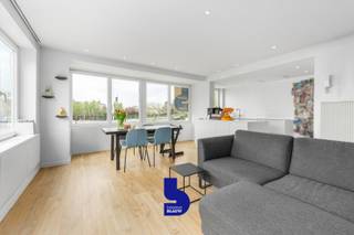 Dit perfect instapklare appartement geniet een uiterst gunstige ligging vlakbij het centrum van Oostende. Om de hoek bevindt zich het groene Maria Hendrikapark, en dankzij de onmiddellijke aansluiting op de A10 heeft u een vlotte verbinding richting Bredene, Brugge en het binnenland. Ook het station, een supermarkt en een kinderspeeltuin bevinden zich op wandelafstand.<br /><br />Ontdek dit prachtig hoekappartement op de eerste verdieping waar licht, ruimte en verfijning naadloos samenkomen. Dankzij de gunstige hoekligging en de grote raampartijen geniet je hier de hele dag door van een overvloed aan natuurlijk licht, wat zorgt voor een open, warme en bijzonder aangename leefomgeving.<br /><br />De afwerking is van hoog niveau en straalt klasse en kwaliteit uit in elk detail. De keuken werd op maat gemaakt door een schrijnwerker en vormt het hart van de woning, met een elegante Corian werkblad en kwalitatieve toestellen van Siemens en Novy die perfect aansluiten bij het stijlvol geheel. Doorheen het appartement zorgen ingemaakte kasten in de leefruimte, inkomhal en beide slaapkamers voor een praktische indeling en een optimaal gebruik van de beschikbare ruimte.<br /><br />Met twee volwaardige en ruime slaapkamers biedt dit appartement alle comfort voor zowel eigen bewoning als investering. De badkamer is uitgerust met een bad en geïntegreerde douche en ook hier werd gekozen voor een tijdloze en verzorgde afwerking. Bovendien werd het appartement volledig gerenoveerd, waarbij ramen, leidingen, elektriciteit en meer werden vernieuwd waardoor je zonder zorgen meteen kan intrekken. Ook het gebouw werd onderworpen aan vernieuwingen zo werd het dak en de lift recent vernieuwd. <br /><br />Een extra troef is het ruime terras in padoek waar je in alle rust kan genieten van de ochtend- en middagzon.<br /><br />Het appartement is asbestveilig en heeft een conforme keuring van elektrische installaties. Mits het plaatsen van een warmtepomp bekom je een EPC 'B'. <br /><br />De ligging maakt het plaatje compleet: rustig en groen, vlak bij het park, en tegelijk op wandelafstand van het centrum. Met een bushalte om de hoek en een lift en fietsenberging in het gebouw, geniet je hier van een perfecte combinatie van bereikbaarheid en comfort.<br /><br />Tot slot is er de mogelijkheid om het appartement bemeubeld aan te kopen, wat het extra aantrekkelijk maakt voor wie op zoek is naar een zorgeloze start of een interessante investering.