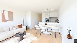 Trendy ingericht appartement met Zuidgericht terras, gelegen op de 5e verdieping in de Kustlaan, ter hoogte van het Lichttorenplein.Samenstelling:...
