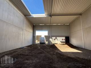 Unité PME neuve de 288 m² à vendre, faisant partie du tout nouveau site PME “De Biest”, idéalement situé le long de la Bergensesteenweg (Beersel). Le site propose des unités PME durables et de haute qualité, avec des showrooms à l’avant combinés à des espaces de stockage.<br /><br />Le projet comprend 32 unités PME d’une superficie de 216 m² à 432 m², pouvant être combinées pour former des entités plus grandes (jusqu’à 3 564 m²). Les unités peuvent servir de stockage, d’atelier, de hall de production, de points de vente B2B ou de dépôts de retrait.<br /><br />Le site PME est divisé en trois bâtiments distincts, chacun offrant des opportunités uniques aux entrepreneurs. À l’avant du parc, les entreprises peuvent opter pour un showroom avec un espace de stockage à l’arrière. Le bâtiment central se compose d’unités PME équipées d’une porte sectionnelle (4 x 4,50 m), d’une porte d’entrée séparée et d’une grande verrière. À l’arrière du site, des espaces de stockage avec bureaux offrent une vue phénoménale sur les champs.<br /><br />La livraison de la première phase est prévue pour le troisième trimestre 2026. <br /><br />Pour toute information commerciale, plans techniques, visites du site ou autres renseignements, contactez <strong>PANORAMA B2B au 0479 70 70 70.</strong>