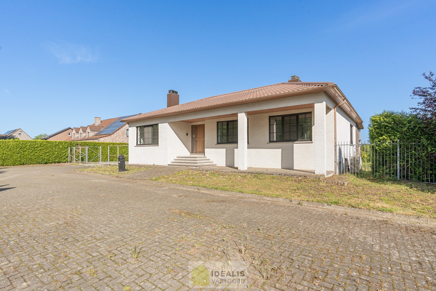 KNAPPE GROTENDEELS GERENOVEERDE EENGEZINSWONING MET EEN HEERLIJK LICHTRIJKE WOONKAMER MET OPEN KEUKEN, AANSLUITEND VERANDA MET ZICHT OP DE ZEER RUIME TUIN (+-2700M²!), 3 SLAAPKAMERS, RUIMTELIJKE BADKAMER VOORZIEN VAN BAD EN INLOOPDOUCHE EN DE WONING IS VO - foto 1