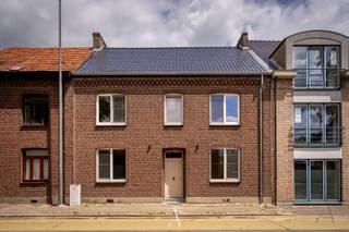 <span>Deze verrassend ruime stadswoning bevindt zich op een uitstekende locatie in het centrum van Maaseik, op wandelafstand van de Markt, winkels, horeca en andere voorzieningen. Met een bewoonbare oppervlakte van maar liefst ca. 269 m², 6 slaapkamers en een perceel van 325 m² biedt deze woning een uitzonderlijke hoeveelheid ruimte voor grote gezinnen of wie op zoek is naar extra woon- en werkmogelijkheden.<br /><br />De woning werd in 2026 volledig gerenoveerd en is daardoor instapklaar. Tijdens deze totaalrenovatie werden onder meer een nieuw geïsoleerd dak, nieuwe vloeren en plafonds, een nieuwe keuken, een nieuwe badkamer en een volledig vernieuwde elektrische installatie en sanitaire installatie voorzien. De nieuwe plafonds werden bovendien doorheen de woning afgewerkt met moderne inbouwspots, wat zorgt voor een eigentijdse uitstraling en aangename verlichting. Daarnaast beschikt de woning volledig over PVC-ramen met dubbele HR-beglazing.<br /><br /><strong>Indeling</strong><br />Op het gelijkvloers biedt de inkomhal toegang tot de ruime woonkamer. Daarnaast bereikt u de afzonderlijke eetkamer met aansluitend de nieuwe, volledig geïnstalleerde keuken. Achter de keuken bevinden zich nog een praktische wasplaats en een gastentoilet.<br /><br />De eerste verdieping beschikt over een nachthal die toegang geeft tot vier ruime slaapkamers en een nieuwe badkamer.<br /><br />Op de tweede verdieping bevinden zich nog twee bijkomende volwaardige slaapkamers, bereikbaar via een ruime overloop.<br /><br /><strong>Buitenruimte</strong><br />Achter de woning bevindt zich een aangename, oostgerichte stadstuin waar u in alle rust kunt genieten van het buitenleven. Achteraan het perceel werd bovendien een praktische carport met aansluitende tuinberging voorzien.<br /><br /><strong>Karakter & troeven</strong><br />Deze woning combineert de charme van een ruime stadswoning met het comfort van een recente totaalrenovatie. Dankzij de zes slaapkamers, de instapklare afwerking en de centrale ligging vormt dit een unieke opportuniteit voor wie op zoek is naar veel woonruimte in het hart van Maaseik.<br /><br />Deze woning is de ideale keuze voor wie op zoek is naar een instapklare gezinswoning met veel ruimte, hedendaags comfort en een centrale ligging.<br /><br />***De beelden met meubilair alsook de beelden van de tuinaanleg zijn met AI gegenereerd. Het los meubilair en de tuinaanleg zijn echter niet inbegrepen in de verkoop.</span>