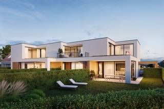 Duinpad te Westende - Kleinschalig nieuwbouwproject op wandelafstand van zee<br /><br />Indeling: inkom, gastentoilet, fietsenberging, technische berging, woonkamer met open keuken, slaapkamer met badkamer. <br />Op de bovenverdieping zijn er nog 2 ruime slaapkamers (16 & 18m²), een 2<sup>de</sup> badkamer, apart toilet & bureau. <br /><br />Ontdek Duinpad, een exclusief nieuwbouwproject van slechts drie moderne woningen in de Duinenlaan te Middelkerke.<br />Dankzij de ligging in een rustige fietsstraat met uitsluitend lokaal eenrichtingsverkeer geniet u hier van veel wooncomfort, op wandelafstand van het strand en vlak bij alle voorzieningen.<br /><br />De woningen worden stijlvol en energiezuinig afgewerkt met onder meer vloerverwarming via warmtepomp en zonnepanelen.<br />De halfopen woningen beschikken bovendien over een slaapkamer en badkamer op het gelijkvloers, waardoor volledig gelijkvloers wonen mogelijk is.<br /><br />De bouwwerken zijn reeds aangevat. Oplevering voorzien in het najaar van 2027. <br />Een unieke kans voor wie modern, duurzaam en rustig wil wonen vlak bij zee.<br /><br />(wg,vg,vv,gmo,gvkr, epc: A - na bouw, P-score: B)