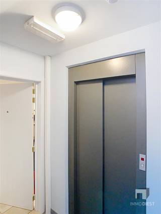 Prachtig  appartement van 140 m² met veel lichtinval bestaande uit drie slaapkamers met gesloten autostaanplaats in het hartje van Diest. Het...