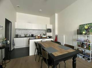 LIGGING:Het appartement is gelegen in Aalter-Brug.Hier bereik je de dorpskern die voorzien is van winkels stapvoets. Tevens geniet u tevens van makkelijke verbindingen naar Aalter/Nevele/Zomergem, het station of de E40. INDELING:Hal - berging met technische installaties - toilet - leefruimte - keuken voorzien van een kookplaat, dampkap, frigo, diepvries, oven, combi-oven, slaapkamer - badkamer met douche, wastafel en aansluiting wasmachine - terras - autostaanplaatsEXTRA INFO:Het appartement is beschikbaar vanaf 01/07/2026.De verwarming is voorzien op basis van gas via radiatoren. Er is ook één zonnepaneel voorzien.Het appartement is volledig geschilderd en voorzien van gordijnen, lampen en vliegenramen. Je kan hier genieten van zalige buitenmomenten bij het grote terras.In de huurprijs is er een ondergrondse autostaanplaats inbegrepen.Bekijk ook even de VR-TOUR die voorhanden is via de website van Dewaele.BEZOEKAANVRAAG:Enkel en uitsluitend via MIJNHUURPROFIEL op de website van Dewaele is er de mogelijkheid om een bezoek aan te vragen voor het appartement.