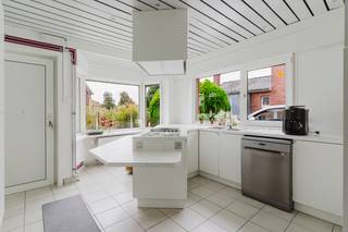 LiggingDe woning is rustig gelegen in de Kalverhaegestraat te Merelbeke, in de nabijheid van winkels, scholen en belangrijke invalswegen. Dankzij de...