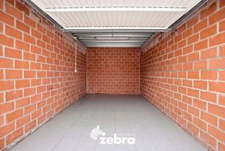 Deze afgesloten garagebox, gelegen aan de Noordlaan 43 (garage nr. 37), geniet van een gunstige en vlot bereikbare ligging, met een uitstekende verbinding naar het centrum en de belangrijkste invalswegen. Ideaal voor wie op zoek is naar een veilige parkeerplaats op een centrale locatie.<br /><br />De garagebox is volledig afgesloten en biedt een veilige plaats voor het stallen van uw wagen. Dankzij de goede bereikbaarheid is deze garage een interessante opportuniteit voor zowel eigen gebruik als investering.<br /><br /><strong>Ook wild geworden van deze garage?<br />Twijfel niet langer en leg vandaag nog uw bezoek vast!</strong>
