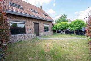 Charmante, landelijke woning gelegen in het dorpskern van Machelen (Zulte), gelegen in een rustige straat vlakbij de lagere school en handelszaken. Volledig gerenoveerd in 2020.<br /> <br />De woning heeft volgende indeling: inkom, bureau met inbouwkasten, gezellige leefruimte, praktische keuken in recente achterbouw met veel lichtinval waardoor men een buitengevoel creëert. Extra kamer (hobbyruimte, speelkamer of berging) en wasplaats met toilet. Boven vindt u 4 slaapkamers en een vernieuwde badkamer met inloopdouche, ligbad en lavabo. <br />De woning is voorzien van een aangelegde tuin (volledig omheind) en carport. Er is ook nog een kelder en zolder. <br /><br />Aangename, sfeervolle woning met landelijke ligging te Machelen ( ZULTE).<br /><br />Wanneer past het u om te komen kijken?<br />Graag mailen naar sylvie@immoroba.be of een seintje op 09/388.53.53.