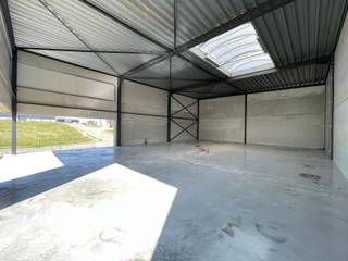 <p><span>Dit moderne KMO pand van 325 m² is gelegen in Business Park Aero, een recent bedrijvenpark vlak bij de luchthaven van Charleroi. Je huurt hier een functionele en flexibele bedrijfsruimte op een strategische locatie, ideaal voor de groei van je onderneming.</span><br /><br /><span>Het bedrijvenpark is volop in ontwikkeling. Fase 1 en 2 zijn volledig uitverkocht en verschillende ondernemingen zijn hier al actief. Je vestigt je in een professionele omgeving met een sterk ondernemersnetwerk.</span><br /><br /><span>Troeven</span><br /><span>- 325 m² polyvalente bedrijfsruimte</span><br /><span>- privatieve parking</span><br /><span>- aparte inkom</span><br /><span>- geschikt voor diverse KMO activiteiten</span><br /><br /><span>Ligging</span><br /><span>- directe aansluiting op E420 en N568</span><br /><span>- ten zuidwesten van de luchthaven van Charleroi</span><br /><span>- 15 minuten van centrum Charleroi</span><br /><span>- 23 km van Nijvel en 25 km van La Louvière</span><br /><br /><span>Supermarkten, restaurants, banken en tankstations bevinden zich in de onmiddellijke omgeving.</span><br /><br /><span>Adres: Rue de Bordeaux, 6040 Charleroi</span><br /><br /><span>Interesse?</span><br /><span>Bel +32 472 89 60 18 voor meer info of een bezoek ter plaatse.</span></p>