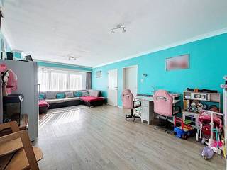 La disposition est la suivante :- Grand espace de vie très lumineux- Cuisine équipée directement accessible depuis le salon.- 2 chambres, dont...