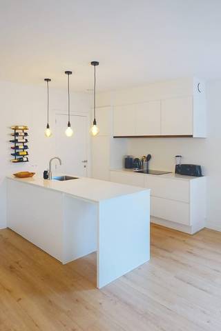 <p>Hoogwaardig afgewerkt nieuwbouwappartement te koop in het centrum van Herentals</p><p>Dit stijlvolle, instapklare hoekappartement combineert een uitstekende ligging met een duurzame, kwalitatieve afwerking. Bij binnenkomst vindt u een ruime inkomhal met apart gastentoilet, die uitgeeft op een lichtrijke leefruimte met open, volledig uitgeruste keuken. Aansluitend is er een praktische berging. Via de leefruimte geniet u van een gezellig rustig gelegen terras, mooi georiënteerd op het zuidwesten.<br />Het appartement telt 2 slaapkamers en een verzorgde badkamer, uitgerust met ligbad, dubbele lavabo en aparte douche.</p><p>Troeven van dit appartement:</p><p>Gelegen in een zeer rustige residentie, centraal in Herentals<br />Lift aanwezig in het gebouw<br />Vloerverwarming en ventilatiesysteem D<br />Zeer laag energieverbruik<br />Mogelijkheid tot aankoop van een autostaanplaats met berging voor € 20.000</p><p>Een instapklare, energiezuinige woonst met een centrale ligging en rust — een combinatie die zelden samengaat.</p>