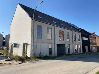 Stap binnen in het bruisende hart van Denderleeuw, waar Denderlink op je wacht: een uniek project met de laatste moderne BEN-appartementen en woningen. Hier geniet je van moderne luxe op een steenworp afstand van alle voorzieningen en het rustgevende jaagpad langs de Dender. <br />Met de vrijstelling van de onroerende voorheffing gedurende 5 jaar, veilige ondergrondse parkeerplaatsen en een ideale locatie om te pendelen naar Gent of Brussel, biedt Denderlink de perfecte balans tussen comfort, gemak en duurzaamheid. Welkom thuis bij Denderlink, waar luxe en harmonie samenkomen!