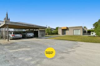 Deze instapklare alleenstaande bungalow is gelegen op een royaal perceel en biedt een uitzonderlijke combinatie van ruimte, comfort en gelijkvloers wonen. De woning werd doordacht ontworpen met een praktische indeling waarbij alle leefruimtes zich op één niveau bevinden, wat zorgt voor optimaal gebruiksgemak en een aangename woonervaring.<br /><br />Via de ruime inkomhal met gastentoilet komt u terecht in de bijzonder lichtrijke leefruimte. Dankzij de grote raampartijen geniet u hier van een mooi contact met de tuin en een overvloed aan natuurlijk licht. Aansluitend bevindt zich de ruime, volledig uitgeruste keuken met voldoende werk- en bergruimte. De verschillende bergingen, wasruimte en technische ruimte zorgen ervoor dat functionaliteit en comfort perfect hand in hand gaan. De woning beschikt over meerdere volwaardige slaapkamers, waaronder een master bedroom met aansluitende dressing. De ruime badkamer is uitgerust met een inloopdouche, ligbad, dubbele lavabo en toilet, waardoor ze volledig tegemoetkomt aan de hedendaagse woonwensen.<br /><br />Ook buiten valt deze eigendom op door haar verzorgde en aangename omgeving. De tuin biedt tal van mogelijkheden om te genieten van rust en privacy. Onder de pergola kunt u heerlijk ontspannen of gezellig tafelen met familie en vrienden. Daarnaast beschikt het perceel over een ruim tuinhuis, een kippenhok en voldoende buitenruimte voor tuinliefhebbers. De grote carport met geïntegreerde fietsenberging zorgt bovendien voor een praktische en comfortabele parkeermogelijkheid.<br /><br />Bent u op zoek naar een ruime, instapklare villa waar comfortabel gelijkvloers wonen centraal staat, omringd door rust en groen? Dan is deze eigendom absoluut een bezoek waard. Bezoeken kan op de KIJKDAG op 27 juni van 14u tot 16u, op afspraak.<br /><br />De vermelde prijs is een richtprijs. Elk bod hoger of lager dan de vermelde prijs wordt overgemaakt aan de eigenaar die zich het recht voorbehoudt om dit al dan niet te aanvaarden.<br /><br />Neem voorsprong met een vrijblijvende en gratis schatting van uw eigendom via:<br />http://www.residentievastgoed.be/gratisonlineschatten<br /><br />EPC: 260 kWh/m² - UC: 3890009 ~ Vg, Wg, Gvkr, Gvv, Gmo ~ Ref. MI24942