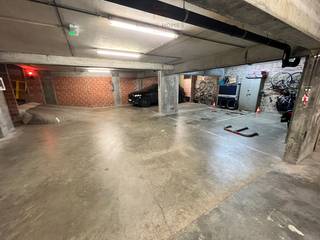 Autostaanplaats op niveau - 1 in de Engelsestraat te Duinbergen. Gemakkelijk bereikbaar. Afmetingen: 5m x 2m60Informatie en bezoek op 050 760 760...