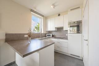 - Recent, instapklaar appartement <br />- Topligging vlakbij de Leie, omringd door wandelpaden en fietspaden<br />- Centrale, maar toch heel rustige ligging in Lauwe: Leiestraat 49 bus 101<br />- Uitstekend EPC: label A!<br />- Lichtrijke leefruimte met open keuken<br />- Handige berging bij de keuken<br />- 2 slaapkamers <br />- Badkamer met douche, wastafel en handdoekrek<br />- Tof terras en grote gemeenschappelijke tuin<br />- Staanplaats én overdekte staanplaats inbegrepen<br />- Gemeenschappelijke fietsenberging<br />- Conforme elektriciteit<br />- Richtprijs: € 375.000