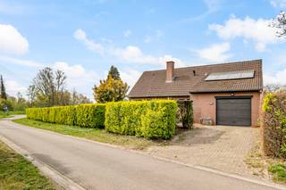 Deze ruime woning is gelegen in een rustige, doodlopende straat in Rotselaar. In de nabije omgeving vindt u winkels, scholen, openbaar vervoer en recreatiemogelijkheden zoals de bekende Plas van Rotselaar en diverse wandel- en fietsroutes. Ook is er een zeer vlotte verbinding met de autostrade en met Leuven.<br /><br />De woning biedt een bewoonbare oppervlakte van 208 m² en is praktisch ingedeeld. Op het gelijkvloers bevindt zich een lichtrijke living met zithoek (voorzien van kachel en airco) en eetplaats, een open keuken en een veranda met directe toegang tot de tuin. Verder zijn er een inkomhal, apart toilet, badkamer met douche en dubbele wastafel, twee slaapkamers (waarvan één met airco) en een garage.<br /><br />De eerste verdieping omvat drie bijkomende slaapkamers (waarvan één met airco), een nachthal, een apart toilet, een ruime badkamer met ligbad, douche en dubbele wastafel, en een handige bergruimte.<br /><br />Buiten geniet u van een terras van 10 m², afgewerkt met klinkers, en een ruime tuin op een perceel van 8a83ca. Daarnaast zijn er een carport, tuinhuis en hondenhok aanwezig.<br /><br />De woning is uitgerust met airco, zonnepanelen (7.300 Wp), een thuisbatterij en een warmtepompboiler, en is bovendien asbestveilig. Een ideale gezinswoning op een aantrekkelijke locatie.<br /><br />Interesse? Contacteer ons vandaag nog voor een bezichtiging en ontdek de mogelijkheden!<br /><br />Bijkomende info (EPC, bodemattest, elektriciteit,...) kan U hieronder downloaden ↓