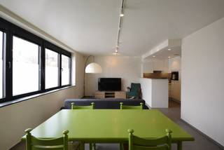 Dit appartement bevindt zich in een kleinschalig gebouw met slechts drie wooneenheden, wat zorgt voor extra rust en privacy.Bij het betreden van het...