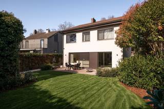 Prachtige moderne & volledige vernieuwde villa met ongeëvenaarde luxe en verfijning midden in de Elsdonkwijk. Met hoogwaardige afwerking...