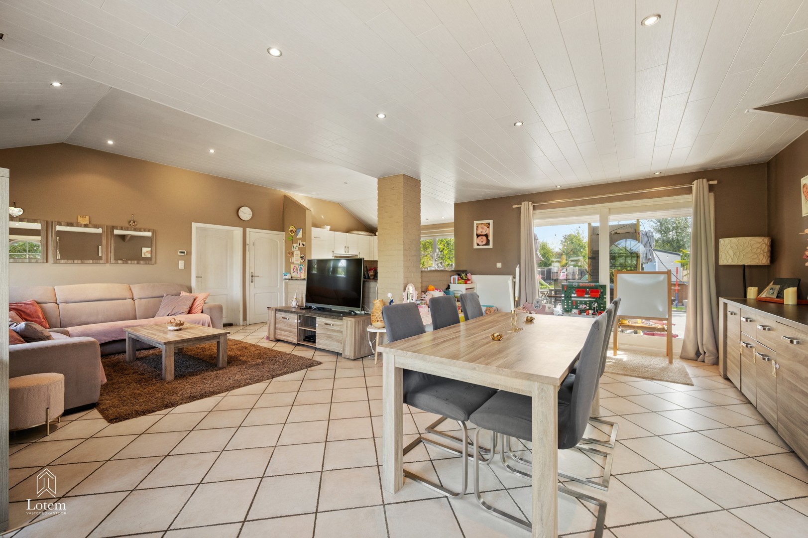 KARAKTERVOLLE SPLITLEVEL-VILLA OP 2.550 M² MET VOLLEDIG INGERICHTE TUINWONING - foto 5