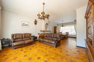 <strong>Te renoveren woning met 5 slaapkamers, garage en zuidgerichte tuin op een perceel van 276 m² op een rustige, maar centraal gelegen locatie te Turnhout! Epc 573 kWh/m² - F label.<br /><br />Ligging: </strong>De woning is gelegen in een rustige straat, parallel aan de Steenweg op Oosthoven. Hierdoor geniet u van een aangename woonomgeving met een uitstekende bereikbaarheid. Winkels, scholen, horeca, openbaar vervoer en de belangrijkste invalswegen bevinden zich op korte afstand.<br /><br /><strong>Indeling: -1: </strong>Kelder, technische ruimte 0: hal, garage, bureau, woonkamer, keuken, berging/wasplaats, doucheruimte, toilet.<strong> +1: </strong>hal, 3 slaapkamers, berging. +2: 2 kamers, zolderruimte.<strong> buiten: </strong>terras, tuin.<strong><br /><br />Omschrijving:</strong> Via de inkomhal bereikt u links enerzijds de inpandige garage met elektrische sectionaalpoort en een aparte bureauruimte, anderzijds vindt u rechts de ruime woon- en eetkamer, waar u geniet van een mooi zicht op het zuidgerichte terras en de fraai aangelegde tuin. Achteraan de woning bevindt zich de afzonderlijke leef-keuken, aansluitend op een ruime berging/wasplaats, een aparte doucheruimte en een afzonderlijk toilet. <br />Op de eerste verdieping beschikt de woning over drie volwaardige slaapkamers en een extra ruimte die perfect kan dienen als dressing of bureau. De tweede verdieping biedt nog twee bijkomende kamers en een zolderruimte, waardoor er tal van mogelijkheden zijn om een ruime badkamer of een masterverdieping te creëren.<br />Verder beschikt de woning over een praktische kelder (24 m²), een waterput, rolluiken en een nieuwe Vaillant-condensatieketel uit 2025.
<p>Buiten geniet u van een onderhoudsvriendelijk, zuidgericht terras en een mooi aangelegde tuin met achteraan een tuinhuis.</p>
<p>Hoewel de woning een grondige opfrissing vraagt (EPC: 573 kWh/m² - Label F), vormt ze dankzij haar royale bewoonbare ruimte, praktische indeling en uitstekende ligging een ideale basis voor wie op zoek is naar een ruime gezinswoning die volledig naar eigen wensen kan worden ingericht.</p>
<p><strong>Troeven<br /></strong>- Rustige ligging nabij alle voorzieningen<br />- 5 slaapkamers + extra bureau/dressing<br />- Inpandige garage met elektrische poort<br />- Zuidgerichte tuin en terras<br />- Nieuwe Vaillant-ketel (2025)<br />- Kelder van 24 m²<br />- Waterput en rolluiken<br /><br /><span>Graag wijzen wij u op de renovatieplicht voor gebouwen met een E of F EPC-label uiterlijk 6 jaar na aankoop te rekenen vanaf het verlijden van de notariële akte. Voor meer info kijk op de website van het Vlaams Energie- en Klimaatagentschap: https://energiesparen.be/renovatieverplichting<br /></span><br />Bent u op zoek naar een ruime gezinswoning die u volledig naar eigen smaak kan renoveren? Dan is deze woning absoluut een bezoek waard!<br /><br /><strong>Bijzondere informatieplicht</strong>: in aanvraag.</p>
