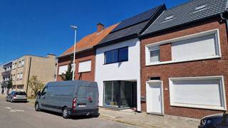 <strong>Hedendaagse nieuwbouwwoning met o.a. 4 slaapkamers en 2 badkamers! <br /></strong>Oplevering voorzien in zomer 2026.<br /><br /><strong>De woning werd doordacht ontworpen met aandacht voor ruimte, licht en een vlotte indeling, waardoor een aangename leefomgeving ontstaat voor elk moment van de dag. Dankzij de gunstige ligging zijn zowel natuur, winkels, scholen als belangrijke invalswegen steeds dichtbij.</strong><br /><br /><strong>De gelijkvloerse verdieping:</strong><br />- een verzorgde <strong>inkomhal </strong>met gastentoilet,<br />- een ruime <strong>leefruimte </strong>met veel natuurlijke lichtinval,<br />- een<strong> open keuken</strong> die naadloos aansluit op de eetplaats,<br />- een <strong>aparte bureauruimte</strong>, ideaal voor thuiswerk of praktijk of eventueel extra slaapkamer.<br />- een <strong>praktische berging</strong> met aansluiting wasapparatuur,<br />- een open en aangename flow tussen de verschillende leefruimtes.<br /><br /><strong>De eerste verdieping:</strong><br />- een centrale <strong>nachthal</strong>,<br />- <strong>h</strong><b>oofdslaapkamer (ca. 16m²) met ensuite badkamer<br /></b>- <strong>ruime tweede slaapkamer (ca. 20m²)</strong> perfect opsplitsbaar in twee kamers.<br />- <strong>aparte</strong><strong> douchekamer en apart nachttoilet</strong><br /><br /><strong>De tweede verdieping:</strong><br />- een volwaardige extra ruime <strong>slaapkamer, </strong>flexibel in te richten naar eigen noden (bureau, hobbyruimte,…),<br />- een technische ruimte <br />- aansluitingen voorzien voor extra badkamer<br /><br /><strong>De tuin:</strong><br />- een leuke aangelegde <strong>tuin </strong>met <strong>terras </strong>als <strong>rustige </strong>plek om te ontspannen en te genieten.<br /><br /><strong>Algemeen:<br /></strong>- Verkoop onder BTW-stelsel (21%)<br />- bijzonder <strong>energiezuinige</strong> <strong>woning (E-peil 3 – label A+)</strong><br />- verwarming via <strong>warmtepomp</strong> (<strong>vloerverwarming </strong>gecombineerd met<strong> passieve</strong> <strong>koeling</strong>),<br />- <strong>ventilatiesysteem </strong>met <strong>warmterecuperatie</strong>,<br />- <strong>zonnepanelen </strong>aanwezig met hybride omvormer (batterij mogelijk)<br />- <strong>regenwaterrecuperatie</strong>,<br />- gelegen nabij het <strong>centrum </strong>van <strong>Wijnegem</strong> met<strong> winkels, scholen en openbaar vervoer</strong> in de directe omgeving,<br />- <strong>vlotte</strong> <strong>bereikbaarheid </strong>richting Antwerpen en omliggende gemeenten,<br /><strong>- stedenbouwkundige inlichtingen in aanvraag</strong>