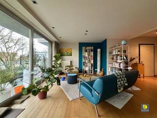 <h3><span>Ruim en lichtrijk 2-slaapkamerappartement met zonnig terras op topligging</span></h3><p><span>Dit ruime en lichtrijke appartement van 116 m² is gelegen in de gegeerde wijk De Veldekens. Dankzij de uitstekende ligging bevinden scholen, parken, sportfaciliteiten en winkels zich op wandelafstand, wat dit appartement ideaal maakt voor comfortabel en praktisch wonen.</span></p><h4><span>Indeling van het appartement</span></h4><p><span>Inkomhal</span><span><br />U betreedt het appartement via een ruime inkomhal met parketvloer. Deze is uitgerust met een veiligheidsdeur, ingemaakte vestiairekasten en een videofoon, wat zorgt voor comfort en veiligheid vanaf het eerste moment.</span></p><p><span>Woonkamer & keuken</span><span><br />De gezellige woonkamer geniet van een overvloed aan natuurlijk licht dankzij de grote schuiframen aan de voorzijde. De ruimte biedt meer dan voldoende plaats voor zowel een stijlvol salon als een aangename eetruimte.<br />Verder is de woonkamer afgewerkt met ingebouwde spots en verduisterende gordijnen.<br />Via de leefruimte heeft u toegang tot het zuidwestgericht, deels overdekt terras, ideaal om in alle rust van de zon te genieten.</span></p><p><span>De open keuken is praktisch ingericht en afgewerkt met een onderhoudsvriendelijke tegelvloer. Ze is volledig uitgerust met een elektrisch kookvuur, oven, vaatwasser, lavabo en koelkast met diepvriezer. Aansluitend bevindt zich een aparte berging voor extra opslagruimte.</span></p><p><span>Slaapkamers, badkamer & wasberging</span><span><br /></span><span>De nachthal geeft toegang tot twee slaapkamers, de badkamer, een wasberging en een apart toilet.<br />Beide slaapkamers bevinden zich aan de rustige achterzijde van het gebouw.<br />De eerste slaapkamer (13 m²) is voorzien van kwalitatieve stores en biedt toegang tot een tweede terras.<br />De tweede slaapkamer (15 m²) beschikt over een grote ingemaakte kast en verduisterende gordijnen.<br />De badkamer is uitgerust met een ligbad met douchecombinatie, handdoekradiator en een lavabomeubel.<br />Daarnaast is er een aparte wasberging met aansluiting voor wasmachine en droogkast.<br />Het toilet is afzonderlijk en voorzien van een handenwasser.</span></p><p><span>Terras, garage & kelder</span><span><br />Het ruime, zuidwest georiënteerde terras van 17 m², deels overdekt, biedt een heerlijke buitenruimte waar u in alle rust van de zon kunt genieten.<br />Een privatieve kelderberging met schabben is inbegrepen en er is tevens een gemeenschappelijke fietsenberging beschikbaar.<br />Ondergronds bevindt zich een autostaanplaats, verplicht bij te huren aan 100,00 /maand.</span></p><p><span>Huurprijs en kosten</span><span>: </span></p><p><span>Huurprijs</span><span>: €1.150,00/maand (appartement) </span></p><p><span>Maandelijkse lasten:</span><span> €120,00 / maand -provisie voor water, onderhoud en minuterie gemene delen + €100,00 (ondergrondse autostaanplaats en gemeenschappelijke fietsenstalling)</span></p><p><span>Beschikbaar:</span><span> 01/03/2026</span></p><p><span> </span></p><p><span>Troeven:</span></p><ul><li><span>Ruim ZW-georiënteerd terras</span></li><li><span>Rustige locatie</span></li><li><span>Ingebouwde spots </span></li><li><span>Gordijnen en lichtarmaturen deels aanwezig</span></li><li><span>Gemeenschappelijke fietsenberging</span></li><li><span>Privatieve kelderberging</span></li><li><span>Mobiscore 9,4/10</span></li></ul><p><span> </span></p><p><span> </span></p>